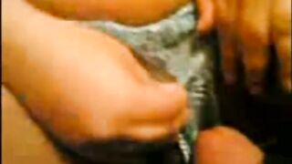 الشرموطه وصاحبتها عالسرير البنت طالعه عليها بتتنطط علي كسها وتتمايل وتحك ك سكس مصري سها فيها اوي وشغاله تلعب في شعر صاحبتها