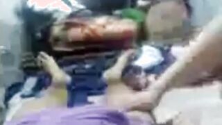 الراجل واخد حبيبته في شقته ومنومها عالسرير ورافع لها العبايه لفوق وهو شغال  سكس مصري لعب في كسها بيديه وبيحسس عليه قبل النيك