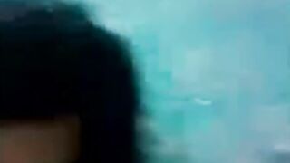 الراجل واخد حبيبته في شقته ومنومها عالسرير ورافع لها العبايه لفوق وهو شغال  سكس مصري لعب في كسها بيديه وبيحسس عليه قبل النيك