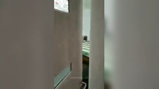 البنت جايه من الشغل تعبانه وهي في اوضتها بتغير هدومها وبتقلع واخوها الخول ورا الباب ب سكس مصري يتفرج عليها هو وماسك في زوبره بيلعب فيه