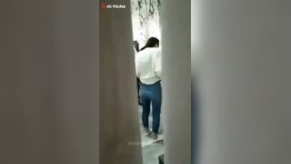 البنت جايه من الشغل تعبانه وهي في اوضتها بتغير هدومها وبتقلع واخوها الخول ورا الباب ب سكس مصري يتفرج عليها هو وماسك في زوبره بيلعب فيه