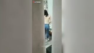 البنت جايه من الشغل تعبانه وهي في اوضتها بتغير هدومها وبتقلع واخوها الخول ورا الباب ب سكس مصري يتفرج عليها هو وماسك في زوبره بيلعب فيه