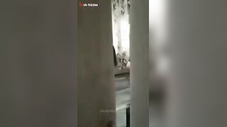 البنت جايه من الشغل تعبانه وهي في اوضتها بتغير هدومها وبتقلع واخوها الخول ورا الباب ب سكس مصري يتفرج عليها هو وماسك في زوبره بيلعب فيه