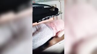 البنت بتقلع لبسها كله وبتلعب في كسها المنتوف الابيض هي وواقف سكس مصري ه وفاتحه رجلها عالاخر وبتقول اااه واححح