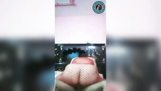 الراجل قالع عريان عالسرير والمتناكه بتمص في زوبره ومطلعه لسانها بتل سكس مصري حس في راس الزوبر وتلعب في بيضانه الضخمه
