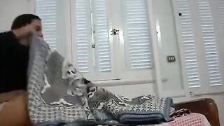 البنت رايحه تتغطا وتنام وبيدخل عليها اخوها عريان بيقولها زوبري بياكلني وهو ماسكه بيلعب فيه وبتقلع هدوم سكس مصري ها وهو بينام عالسرير وهي فوق منه بتتناك
