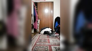 الراجل بيقابل الموزه بتاعته وبيوقفها عالحيط ومنزلها البنطلون بتاعها وشغال لعب في خرم ط سكس مصري يزها بيدخله كله وبعدين بيطلعه وبيشم فيه