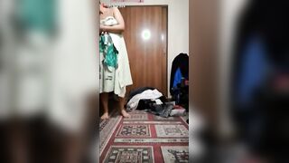 الراجل بيقابل الموزه بتاعته وبيوقفها عالحيط ومنزلها البنطلون بتاعها وشغال لعب في خرم ط سكس مصري يزها بيدخله كله وبعدين بيطلعه وبيشم فيه