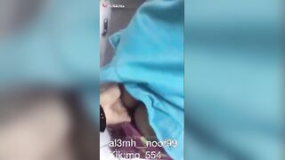 الست المتناكه متغطيه بالملايا عالسرير ونايمه جنب اخواتها بيدخل عليها ابن عمها الكلب بيحسس علي طيزها وهي بتقومله وتمص في زوبر سكس مصري ه وبيدخل جنبعها تحت البطانيه ينام معاها