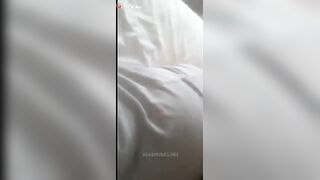 الست المتناكه متغطيه بالملايا عالسرير ونايمه جنب اخواتها بيدخل عليها ابن عمها الكلب بيحسس علي طيزها وهي بتقومله وتمص في زوبر سكس مصري ه وبيدخل جنبعها تحت البطانيه ينام معاها