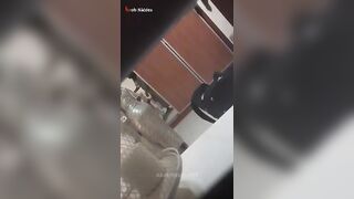 البنت في الاوضه لابسه العبايه البيضه مترتره وبتتزين عالمرايا وتسرح في شعهرها الطويل لج سكس مصري وزها قبل ميجي علشان ينام معاها بالمكياج