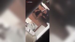 البنت في الاوضه لابسه العبايه البيضه مترتره وبتتزين عالمرايا وتسرح في شعهرها الطويل لج سكس مصري وزها قبل ميجي علشان ينام معاها بالمكياج