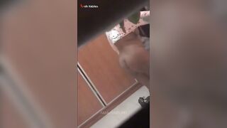 البنت في الاوضه لابسه العبايه البيضه مترتره وبتتزين عالمرايا وتسرح في شعهرها الطويل لج سكس مصري وزها قبل ميجي علشان ينام معاها بالمكياج