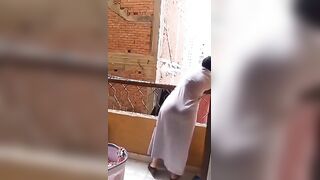 المتناكه ماسكه حلمات بزها بتلعب فيهم وتقربهم من بوقها وشغاله ترضع من  سكس مصري صدرها بيحن لها وبينزل لبن منه بتشرب فيه