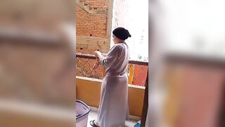 المتناكه ماسكه حلمات بزها بتلعب فيهم وتقربهم من بوقها وشغاله ترضع من  سكس مصري صدرها بيحن لها وبينزل لبن منه بتشرب فيه