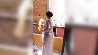 المتناكه ماسكه حلمات بزها بتلعب فيهم وتقربهم من بوقها وشغاله ترضع من  سكس مصري صدرها بيحن لها وبينزل لبن منه بتشرب فيه