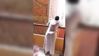 المتناكه ماسكه حلمات بزها بتلعب فيهم وتقربهم من بوقها وشغاله ترضع من  سكس مصري صدرها بيحن لها وبينزل لبن منه بتشرب فيه