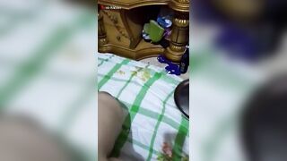 الشرموطه حاطه روج كامل والروج في شفايفها غرقان لون احمر وهي واقفه قصاد الكاميرا سكس مصري  وبتصور نفسها وهي بتعض شفايفها باسنانها