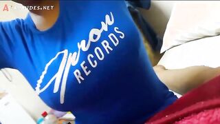 البنت الفاجره بتقابل عشيقها من وزرا اهلها وبتروحله شقته بنيه الصداقه وهو الخ سكس مصري ول بيشربها حاجه مخدلره وبياخدها عالسرير