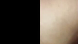 البنت الفاجره بتقابل عشيقها من وزرا اهلها وبتروحله شقته بنيه الصداقه وهو الخ سكس مصري ول بيشربها حاجه مخدلره وبياخدها عالسرير