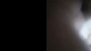 البنت الفاجره بتقابل عشيقها من وزرا اهلها وبتروحله شقته بنيه الصداقه وهو الخ سكس مصري ول بيشربها حاجه مخدلره وبياخدها عالسرير
