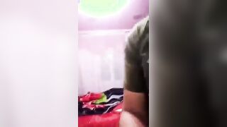 المتناكه حاطه علبه الشامبو في ارضيه الحمامك وهي قتالعه ملط وبتدخله سكس مصري ا في كسها بتقعد عليها وتطلع وتنزل عليها