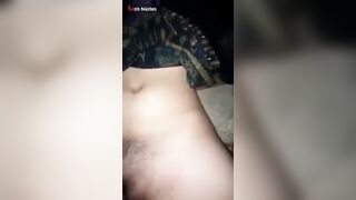 البنت الشرموطه بتتناكط من الزوبر الصناعي وهي نكتاه في كسها وبيشجع فيها بيديها مدخلاه ومطلعه والرا سكس مصري جل بتاعها بيجي يكمل فيها نيك ويكيف كسها