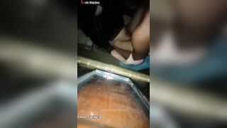 البنت الشرموطه بتتناكط من الزوبر الصناعي وهي نكتاه في كسها وبيشجع فيها بيديها مدخلاه ومطلعه والرا سكس مصري جل بتاعها بيجي يكمل فيها نيك ويكيف كسها