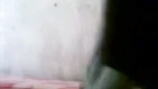 الراجل الكبير في السن جايب بنت قد بناته ومقاعها هدومها وعاليس سكس مصري رير منومها وهو واقف هينام عليها وينيكها
