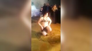 الرقاصه اللهلوبه لابسه بدله الرقص وبترقص وتهز في جسمها في الحفله والناس بتا سكس مصري بص علي بزازها الكبيره هي وبتتحرك وتترعش