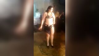 الرقاصه اللهلوبه لابسه بدله الرقص وبترقص وتهز في جسمها في الحفله والناس بتا سكس مصري بص علي بزازها الكبيره هي وبتتحرك وتترعش