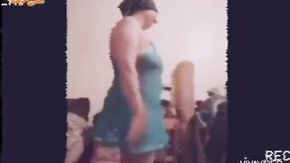 امي الشرموطه قاعده معانا في الصاله بتتفرج عالتلفاز وشغال ترفع رجلها  سكس مصري وهي لابسه الكاش مايوه وكسها باين ومكشوف