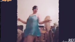 امي الشرموطه قاعده معانا في الصاله بتتفرج عالتلفاز وشغال ترفع رجلها  سكس مصري وهي لابسه الكاش مايوه وكسها باين ومكشوف