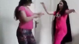 البنات الخليجات لابسين بجايم زي بعض وبيترقصوا وبيهزو في وسطهم وشعرهم سكس مصري  بيميلوه يمين وشمال من طوله واصل لللارض