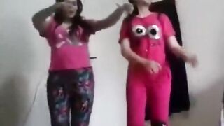 البنات الخليجات لابسين بجايم زي بعض وبيترقصوا وبيهزو في وسطهم وشعرهم سكس مصري  بيميلوه يمين وشمال من طوله واصل لللارض