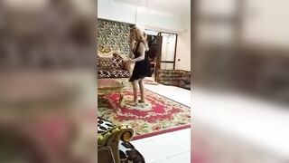 البنت المصريه مع الخليجي في الفيلا بتاعته وهي ماسكه الفستان بتاعه سكس مصري خا مرجعاه لورا وبترعش في وسطها وتهز فيه