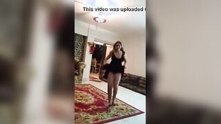 البنت المصريه مع الخليجي في الفيلا بتاعته وهي ماسكه الفستان بتاعه سكس مصري خا مرجعاه لورا وبترعش في وسطها وتهز فيه