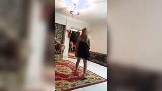 البنت المصريه مع الخليجي في الفيلا بتاعته وهي ماسكه الفستان بتاعه سكس مصري خا مرجعاه لورا وبترعش في وسطها وتهز فيه