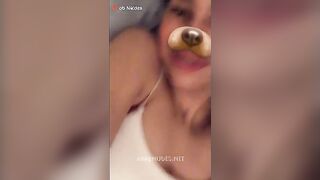 الشرموطه بتقابل ابن الجيران في الحوش بتاعهم والرادل منزلها عالارض ومفلقس طيزها هو ومنزل بنط سكس مصري لونها للارض وبيحك بزوبره في طيزها وكسها