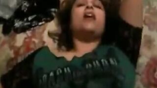 الراجل الحيحان حاطت كاميرا في اوضه النوم بيصور البنات ال بينكها دون علمهم و سكس مصري هو نايم علي واحده شرموطه وبينيك في كسها