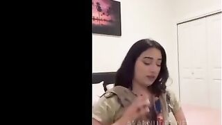 البنت طالعه عالكنبه من فوق وهي عريانه والراجل واقف جنبها ومطلع زوبره بيقولها خدي مصيه سكس مصري  وبتلعب فيه حتي تدخله في بوقها وتمص فيه