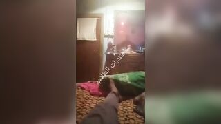 الراجل الحيحان ماسك في زوبره شغال لعب فيه بيضرب عشرته وبيعصر سكس مصري  في زوبره اوي بيديه علشان يفضي لبنه كله