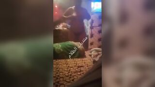 الراجل الحيحان ماسك في زوبره شغال لعب فيه بيضرب عشرته وبيعصر سكس مصري  في زوبره اوي بيديه علشان يفضي لبنه كله
