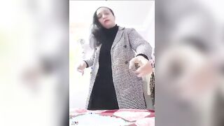 البنت قاعده بتلعب في كسها بصباعها الكبير بتدخله وتطلعه بسرعه وكسها مهري  سكس مصري من كتر اللعب فيه بتنزل سبعه ونص بتاعتها