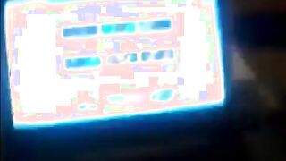 اللبوه التخينه مشغله الاغاني وشغاله تهز اوي في جسمها وتكهربه وحاطه الحزام  سكس مصري في وسطها بتهز يمين وشمال وتحرك في راسها