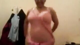 اللبوه التخينه مشغله الاغاني وشغاله تهز اوي في جسمها وتكهربه وحاطه الحزام  سكس مصري في وسطها بتهز يمين وشمال وتحرك في راسها