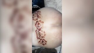 بنت الفاجره مفلقسه طيزها هي وواقفه ونص جسمها عالسرير والراجل الخ سكس مصري ول وراها ماسكها من وسطها وبينيك في كسها
