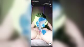 اللبوه عالسرير عريانه مفلقسه طيزها والراجل ماسك في زوبره بيلعب فيه وبيسخنه او سكس مصري ي علشان ينيكها وبيضرب بزوبره علي طيازها