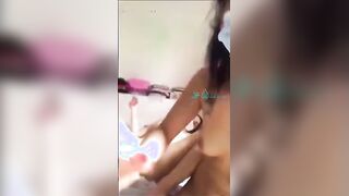 المتناكه في البانيو مليان مايه وهي حبيبها وبيبوسو بعض بوس مشبك او سكس مصري ي وهيجانين وزوبره لازق في كسها بيحك فيه