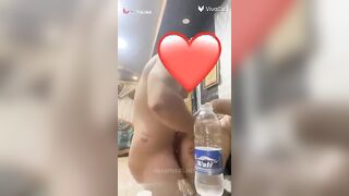 الراجل الكبير ف السن قاعد عريان في الصالون الضيوف والبنت اللبوه بتاعته بتترقصله وت سكس مصري قرب منه وهي عريانه وتحك جسيمها في حجسمه